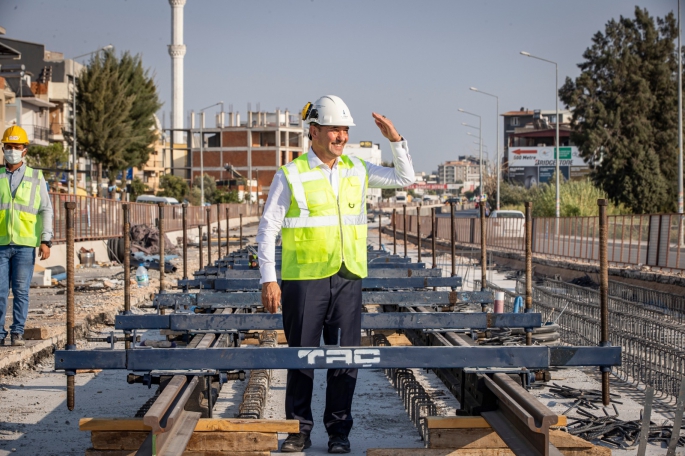 Çiğli Tramvayı'nda ilk raylar döşendi
