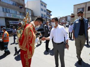 BAŞKAN ARI VATANDAŞLARA ŞERBET İKRAM ETTİ