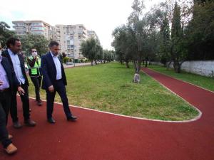 Bayraklının parkları çiçek gibi