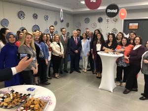 Kadınlar çini sanatına hayat verdi
