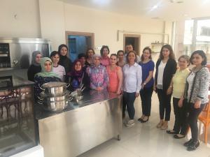 KADINLARA AŞÇI ÇIRAKLIĞI EĞİTİMİ VERİLİYOR