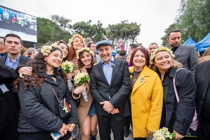 İzmir Karaburun’da Nergis Festivali izdihamı