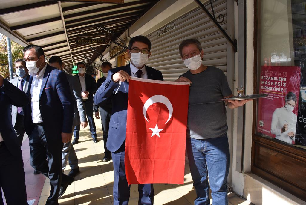 BAŞKAN ÇELİK VATANDAŞLARA TÜRK BAYRAĞI DAĞITTI