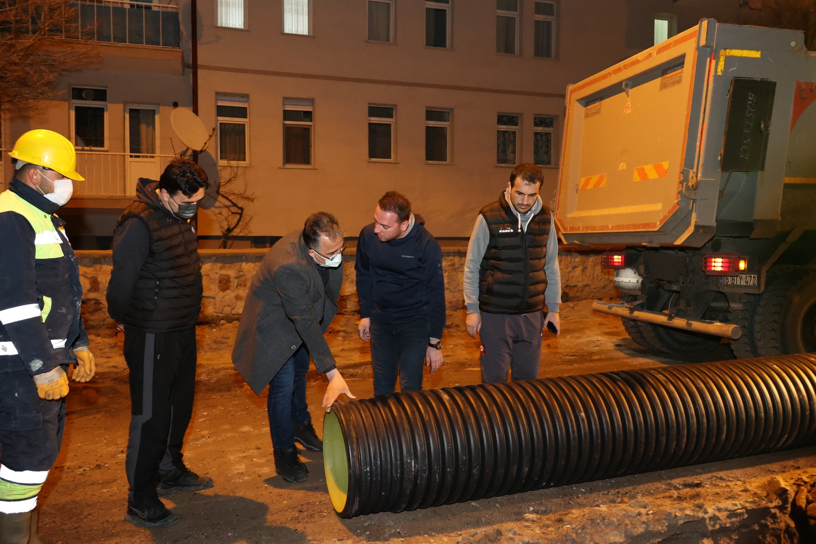 BAŞKAN SAVRAN GECE MESAİSİNDEKİ BELEDİYE EKİPLERİ İLE BERABER