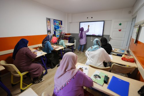 Buca'daki okuma yazma kursları kadınların hayatını değiştiriyor