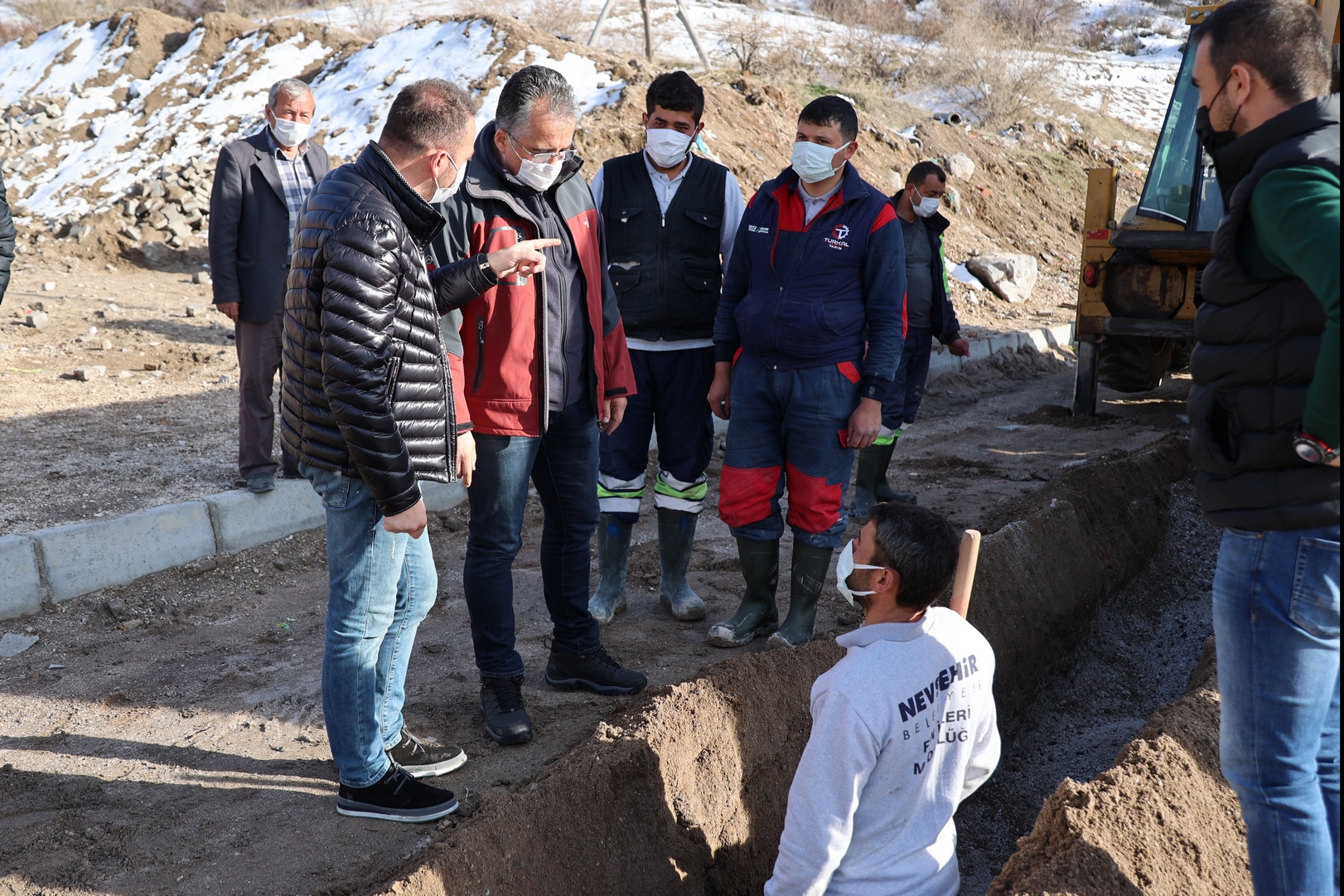 ÇEŞİTLİ MAHALLELERDEKİ ALTYAPI VE ÜSTYAPI YENİLEME ÇALIŞMALARI SÜRÜYOR