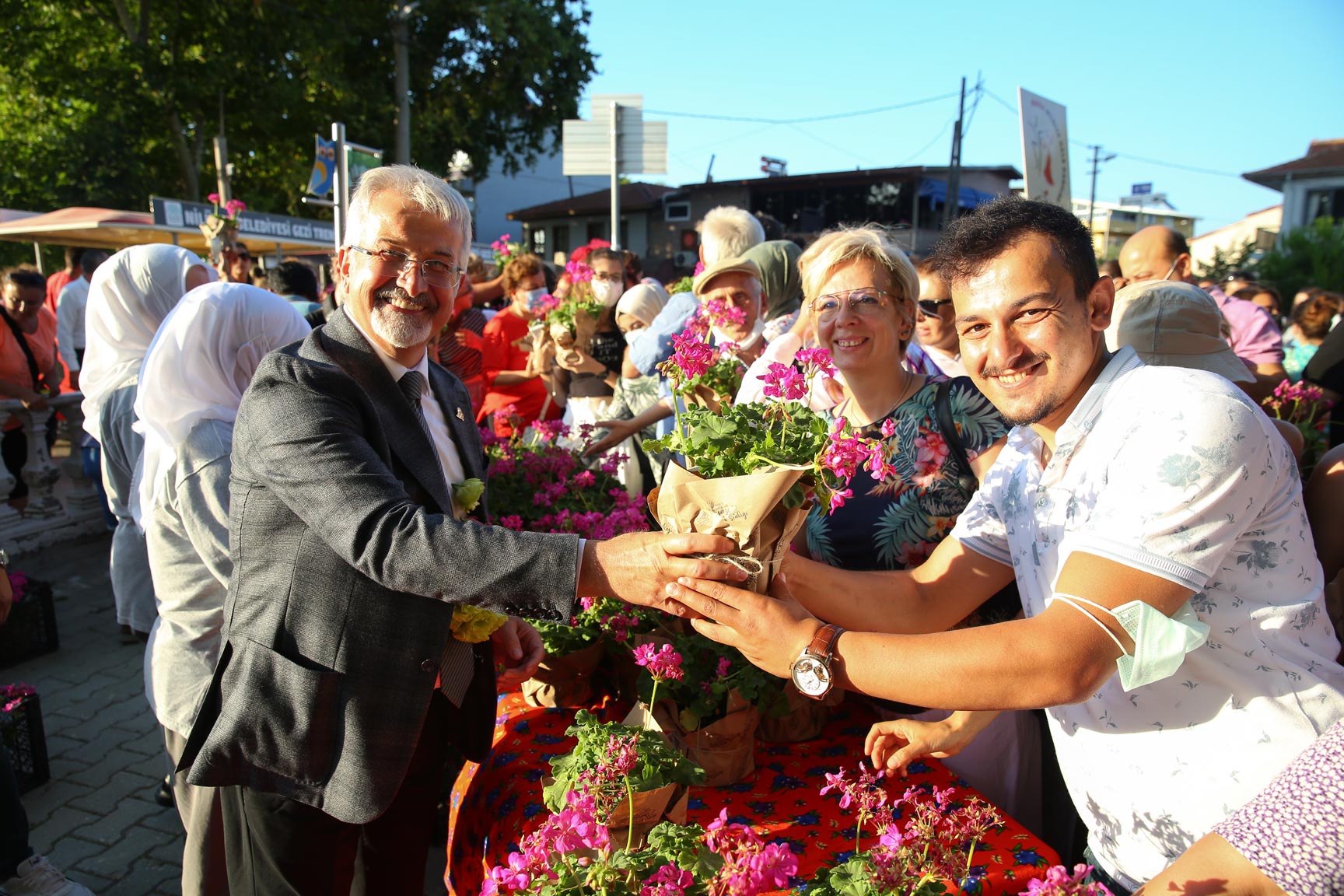 Gölyazı çiçeklerle şenlendi