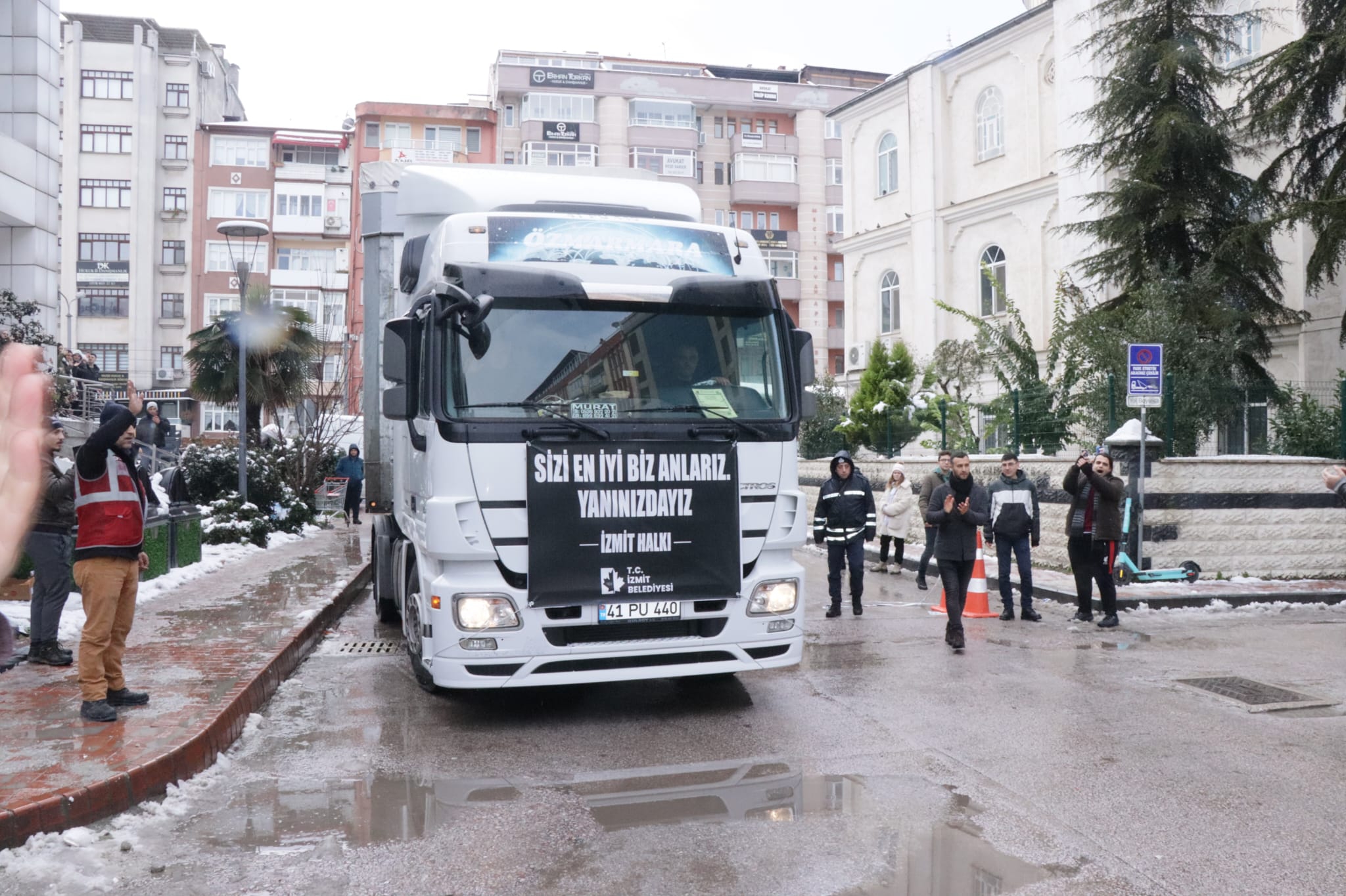 İzmit Belediyesi yardım noktalarından deprem bölgesine 13 tır yardım gönderildi