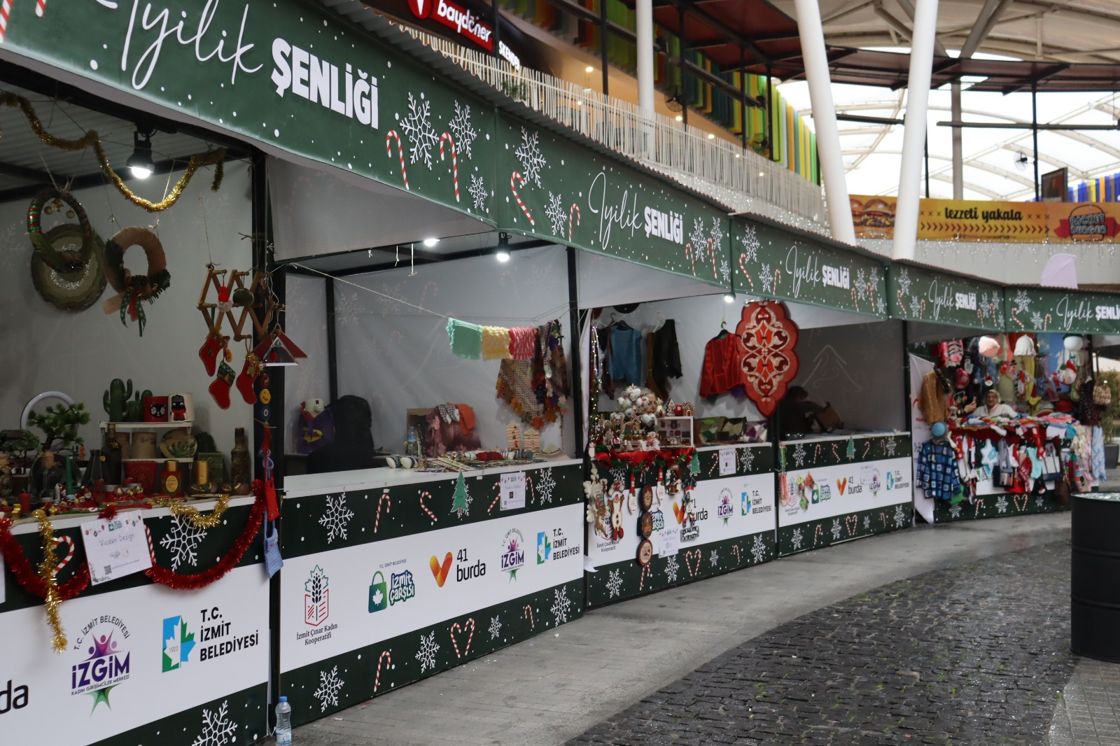 İzmit Belediyesi Yılbaşı İyilik Şenliği devam ediyor