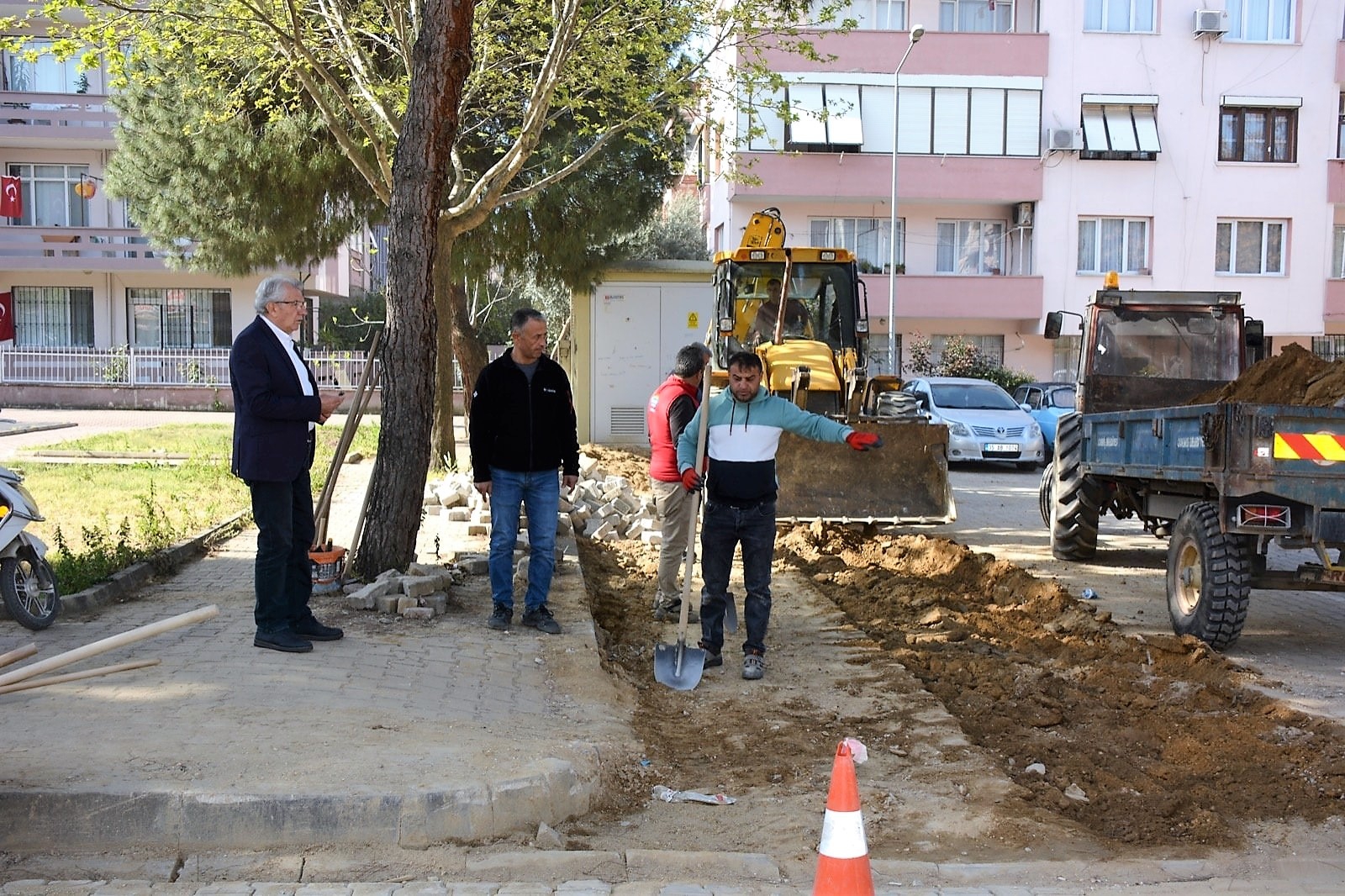 Ödemiş’te kilit parke taş mesaisi 2022’de de tam gaz devam etti 
