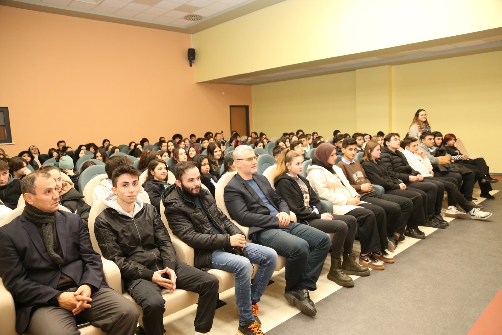  Öğrenciler Şehir Tiyatrosu oyuncularıyla buluştu