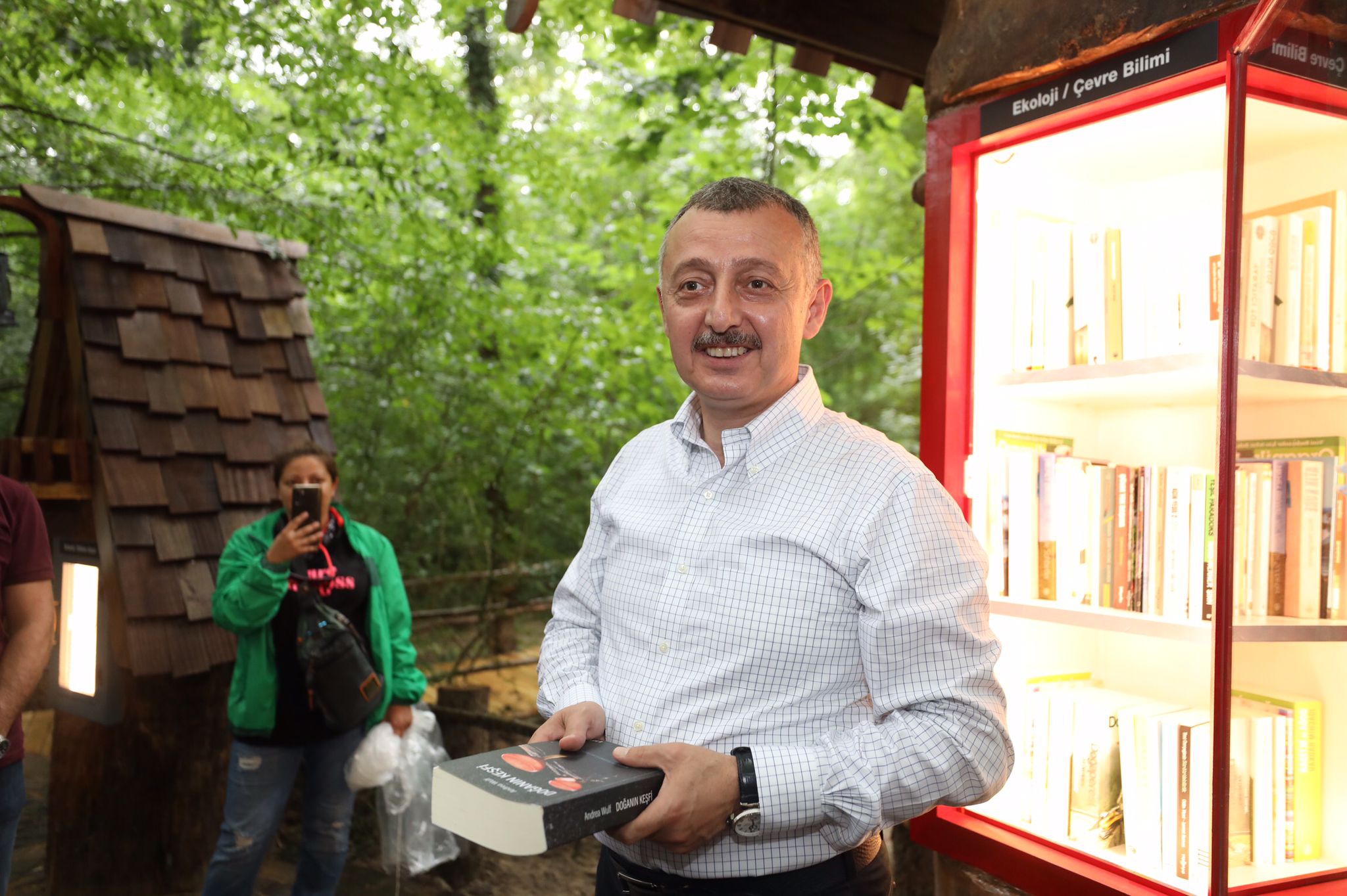  Türkiye’nin ilk Orman Kütüphanesi ORMANYA’da  Bir kütüphane düşünün ve bu kütüphane ormanın